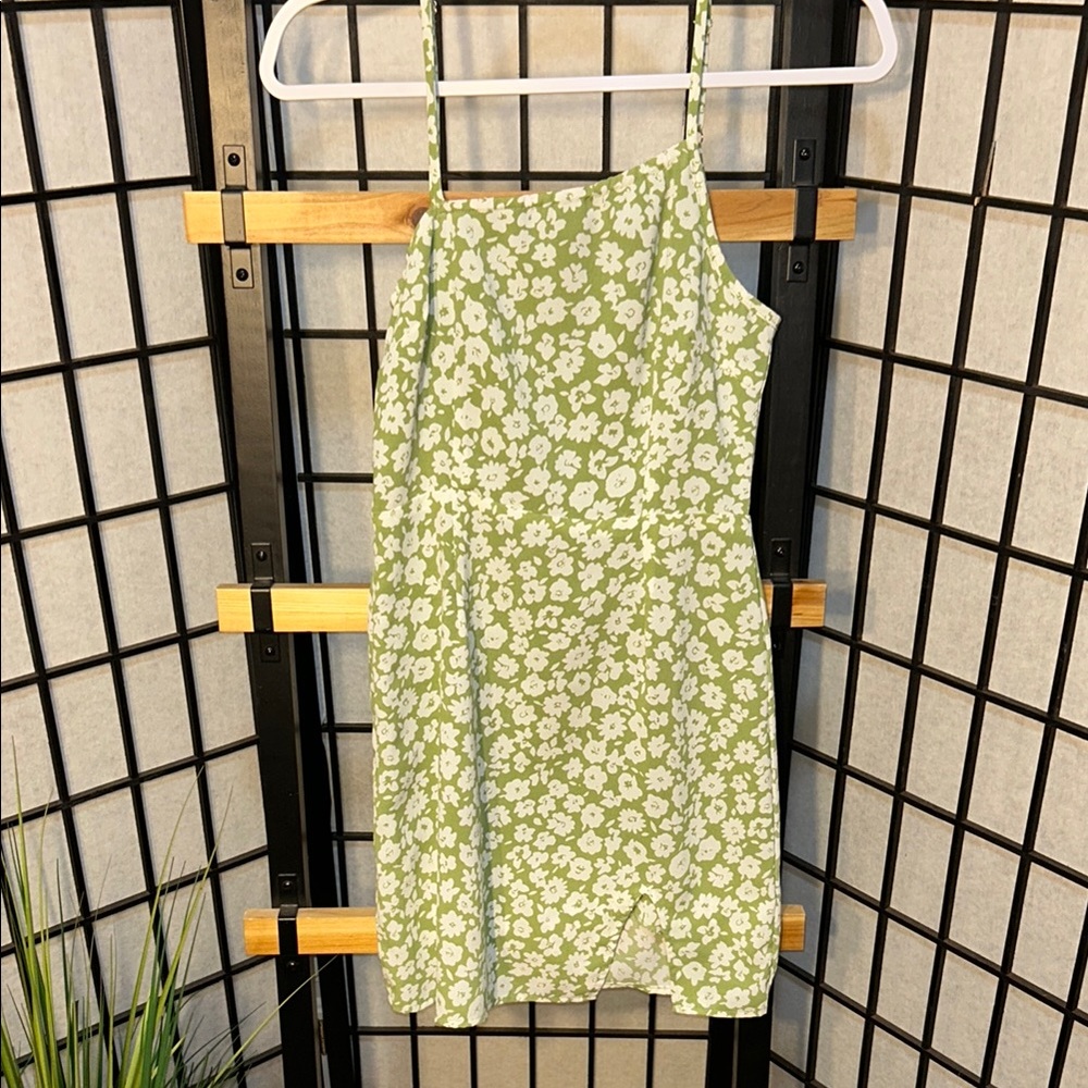 🦋Green and White Casual Dress with Effortless Charm 5/25$